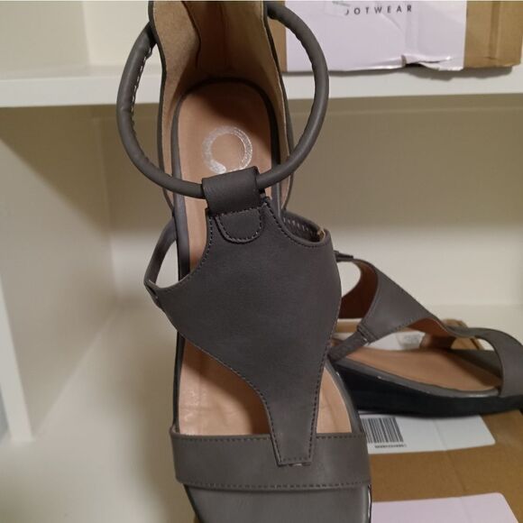 💯🔥JOURNEE COLLECTION TRAYLE WEDGE SANDALS- WOMEN'S SIZE 7.5- GREY🔥🔥NEW IN - Picture 6 of 11